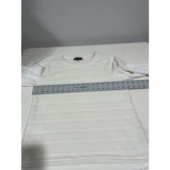 Woman’s Alison Andrews Size Medium Ivory Soft & Fluffy Pullover Sweater - Picture 5 of 7